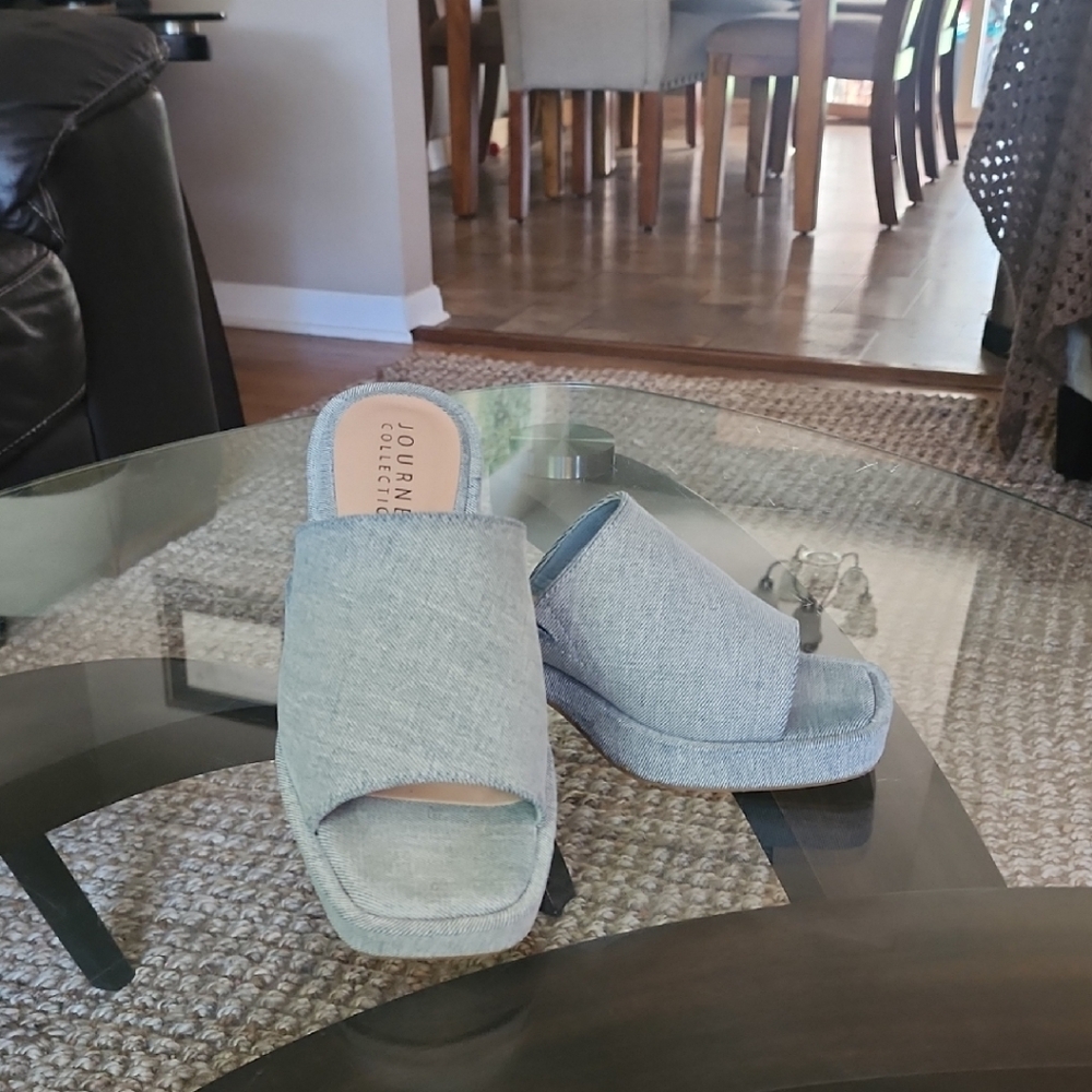 Journee Collection Gray Platform Slides